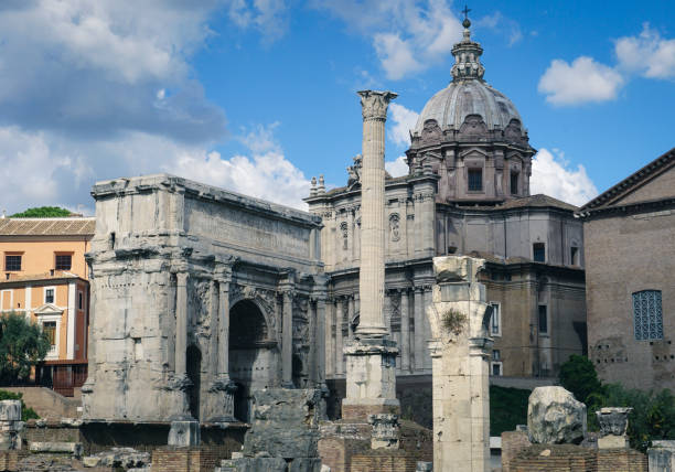 istock Arch of Septimius Severus and the column of Phocas 1357131955