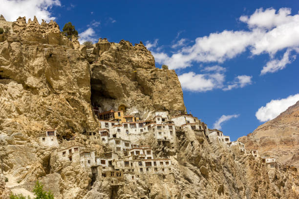 急な岩の丘の中腹にある古代チベット仏教のプークタル修道院 - gompa ストックフォトと画像