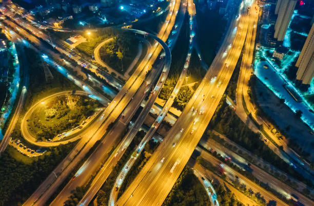 vista aérea do tráfego da cidade à noite - overpass night xian contemporary - fotografias e filmes do acervo
