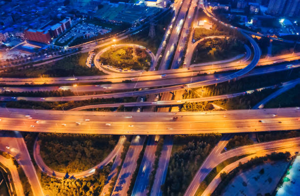 vista aérea do tráfego da cidade à noite - overpass night xian contemporary - fotografias e filmes do acervo