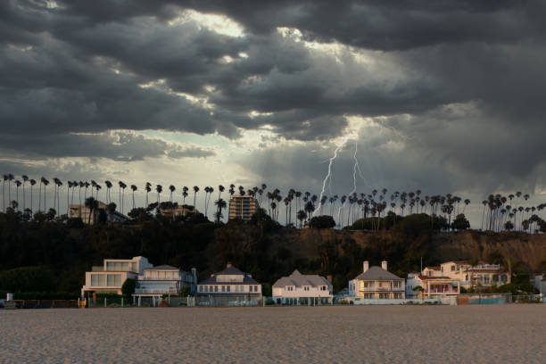 blick auf venice beach mit häusern und straße in santa monica bei sturm und donner - santa monica beach california house stock-fotos und bilder