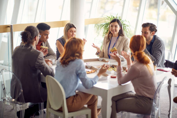 Grupa młodych ludzi biznesu cieszy się przerwą na lunch w pracy razem. Biznes, ludzie, firma – zdjęcie