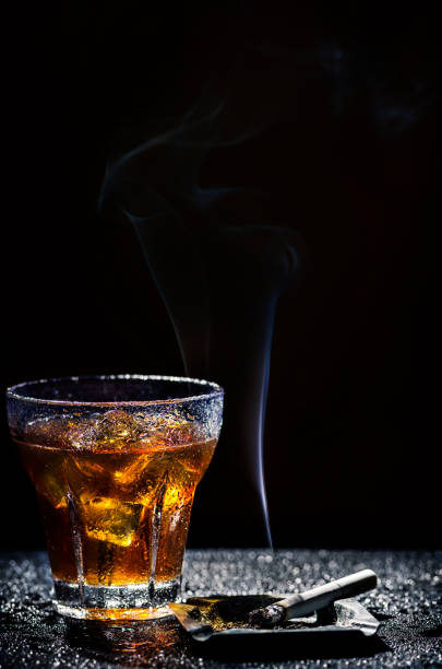 glass of cold alcohol drink and cigarette - cigar whisky bar cognac imagens e fotografias de stock