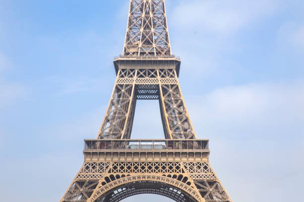 torre eiffel de parís de cerca - eiffel tower fotografías e imágenes de stock