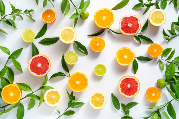 fette di agrumi primi piano arance mandarini lime limone un - gourmet fruit orange isolated on white foto e immagini stock