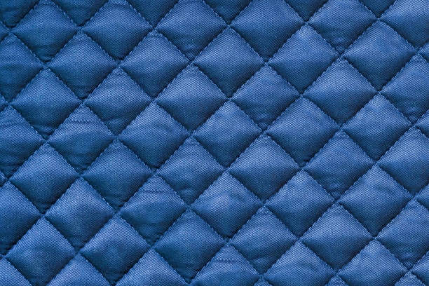 tejido acolchado. tela azul de fondo cosida en la celda, cosiendo. textura de la manta, textil azul - textile quilt pattern textured fotografías e imágenes de stock