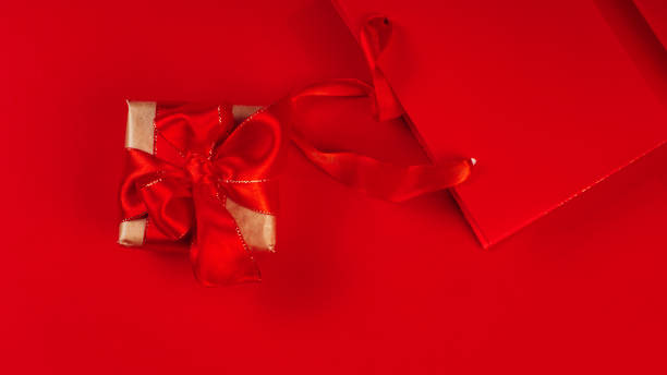 Black Friday Super Sale.Black Friday shopping sale concept with red ticket Sale tag close up.Gift box on a red background.Minimalism style. Creative design. Copy space. Banner.Sale, discount, shopaholism concept. Consumer society trend. caja de regalo sobre fondo rojo. estilo minimalismo. diseño creativo. espacio de copia. banner.venta, descuento, concepto de adicción a las compras. tendencia de la sociedad de consumo. black friday super sale.concepto de venta de compras black friday co