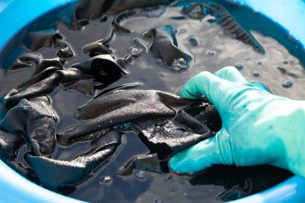 nahaufnahme einer handgefärbten kleidung - washtub stock-fotos und bilder