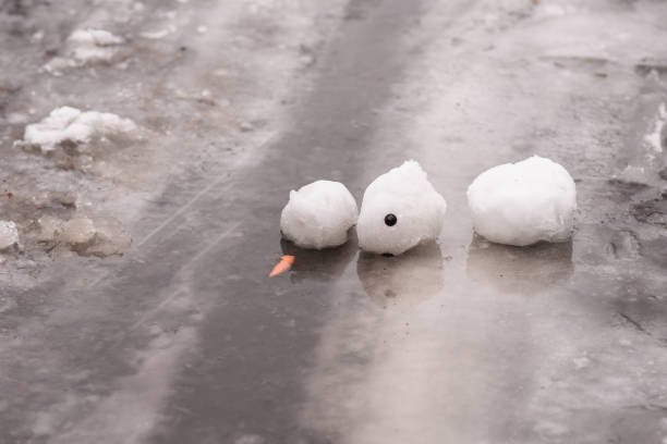 el concepto del final del invierno y el comienzo de la primavera - melting snowman winter spring fotografías e imágenes de stock