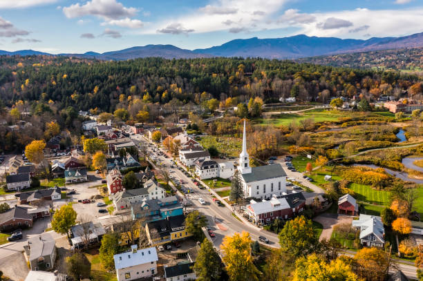 luftaufnahme der charmanten kleinstadt stowe in vermont - town rural scene road new england stock-fotos und bilder