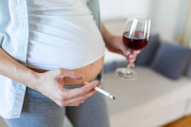 アルコールと喫煙タバコを飲む長い妊娠の喫煙とアルコール妊娠.女性アルコール依存症の問題と子供を産む期間.赤ちゃんを失う危険性、流産。愛飲家 - eastern european caucasian one person alcoholism ストックフォトと画像