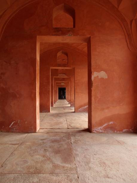 hay muchas puertas dentro del edificio - india palace indian culture indoors fotografías e imágenes de stock