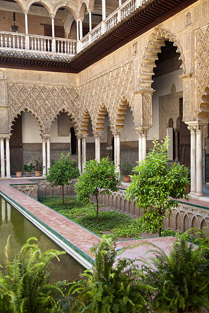 patio de las doncellas real alcázar, naranjas - seville alcazar palace sevilla arch fotografías e imágenes de stock