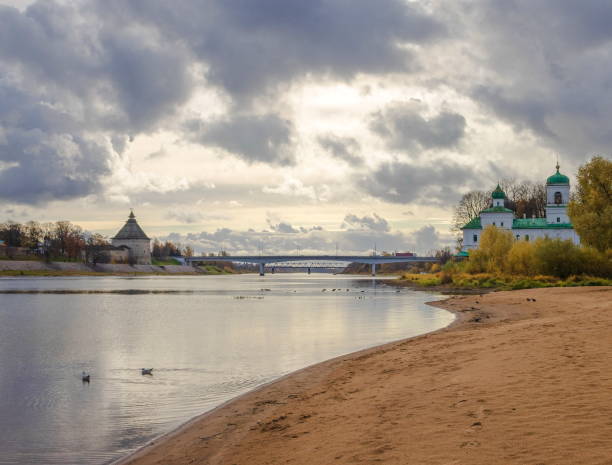 el antiguo kremlin de la ciudad de pskov en el río velikaya. - cathedral russian orthodox clear sky tourism fotografías e imágenes de stock