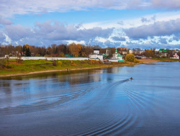 el antiguo kremlin de la ciudad de pskov en el río velikaya. - cathedral russian orthodox clear sky tourism fotografías e imágenes de stock