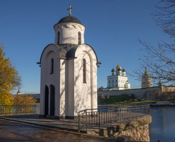 el antiguo kremlin de la ciudad de pskov en el río velikaya. - cathedral russian orthodox clear sky tourism fotografías e imágenes de stock