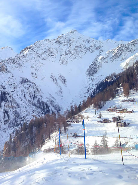courmayeur, estação de esqui da itália nos alpes europeus - mont blanc ski slope european alps mountain range - fotografias e filmes do acervo