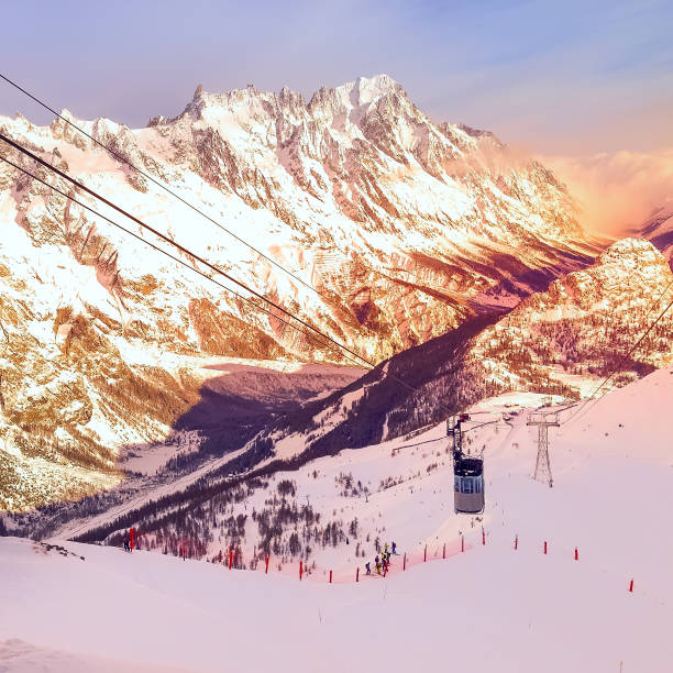 pôr do sol na estação de esqui courmayeur, itália val d'aosta - courmayeur european alps mont blanc mountain - fotografias e filmes do acervo