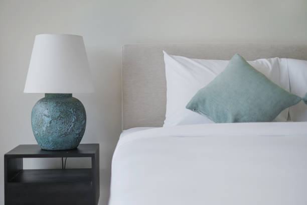sauberes minimalistisches schlafzimmer - cushion light bed bedroom stock-fotos und bilder
