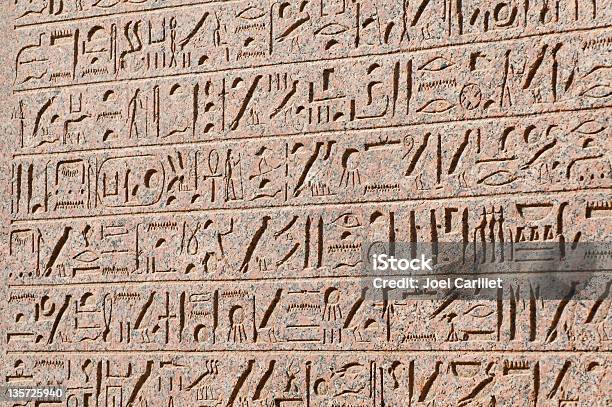 Jeroglífico En Una Pared En Templo De Karnak Egipto Foto de stock y más banco de imágenes de Antiguo