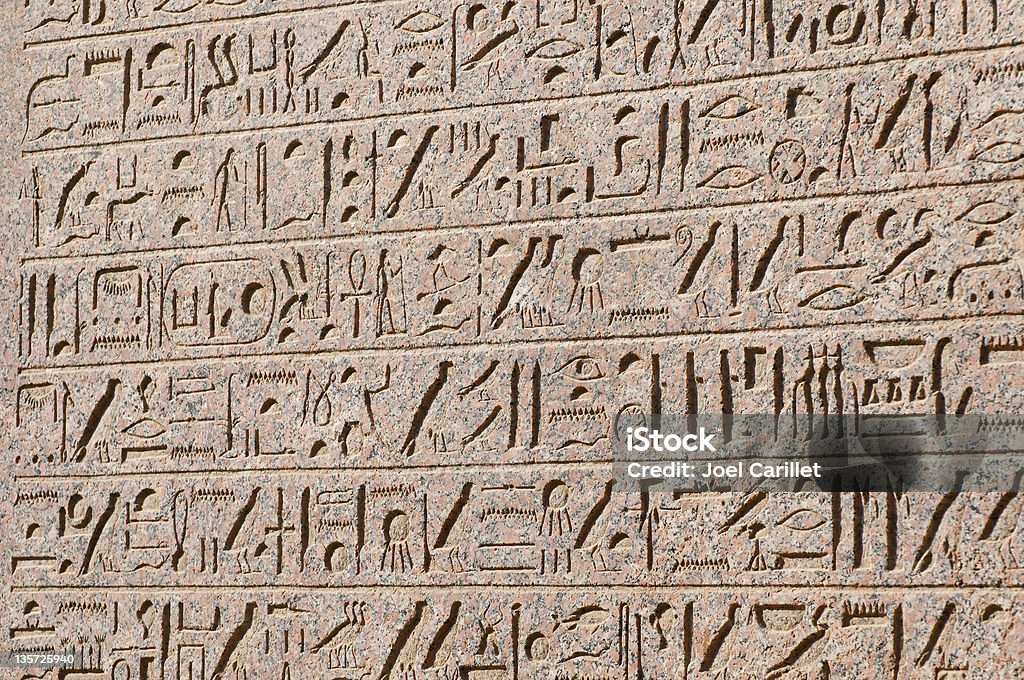 Geroglifico su una parete al Tempio di Karnak, Egitto - Foto stock royalty-free di Antica civiltà