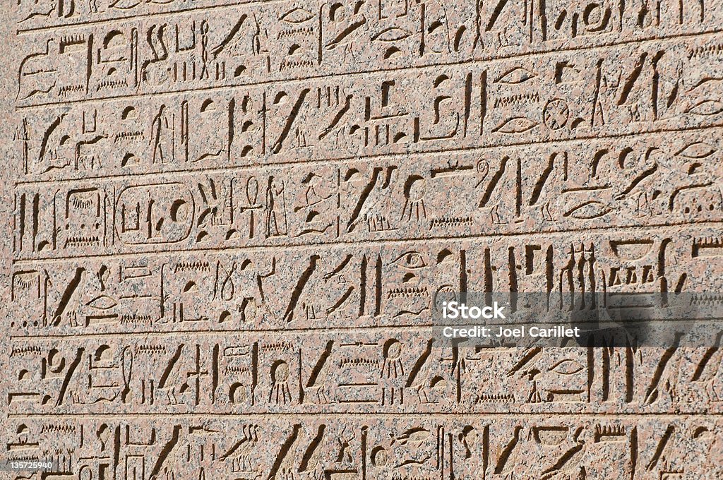 Иероглиф на стене в Karnak Храм, Египет - Стоковые фото Без людей роялти-фри