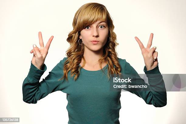 Teen Dziewczyna Co Znak Pokoju - zdjęcia stockowe i więcej obrazów 12-13 lat - 12-13 lat, 14-15 lat, Adolescencja