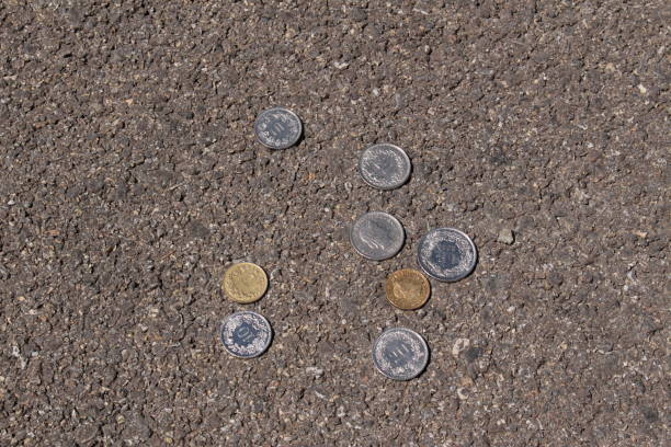 münzen in schweizer franken - swiss currency swiss francs currency swiss coin stock-fotos und bilder