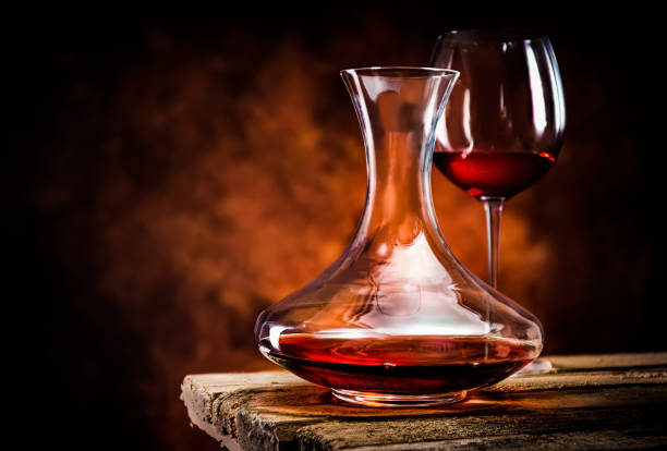 vino in decanter e bicchiere - decanter foto e immagini stock