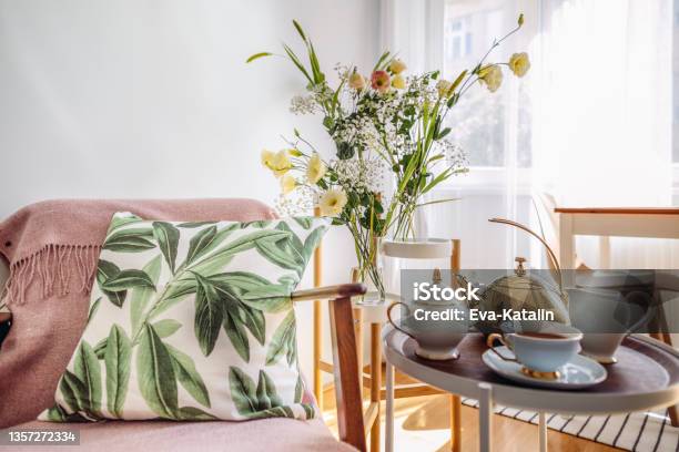 Flower Arrangement Stock Photo - Download Image Now - Domestic Life, Springtime, Home Decor