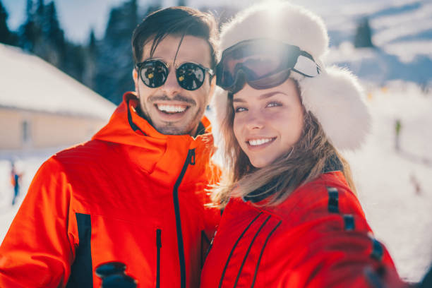 커플 에 겨울 휴가 복용 셀카 - romance skiing ski resort couple 뉴스 사진 이미지