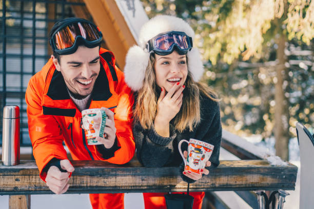 커플 온 스키 휴가 - romance skiing ski resort couple 뉴스 사진 이미지