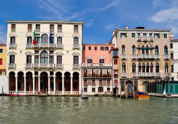 イタリア・グランド・カナル沿いのヴェネツィアの建築 - facade palace grand canal canal ストックフォトと画像