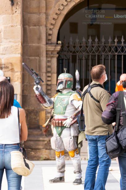 schauspieler, die star wars-charaktere während der feier der comic con in der spanischen stadt gijon repräsentieren. - boba fett stock-fotos und bilder