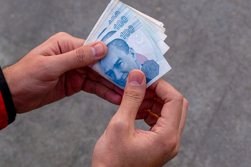 hombre contando monedas turcas en su mano photo