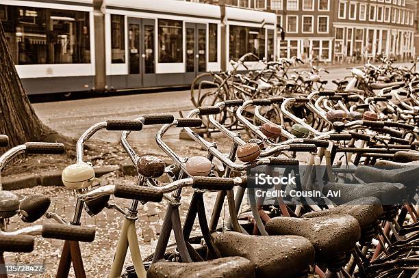 Photo libre de droit de De Location De Vélo Pour Une Journée Pluvieuse À Amsterdam banque d'images et plus d'images libres de droit de Alliage