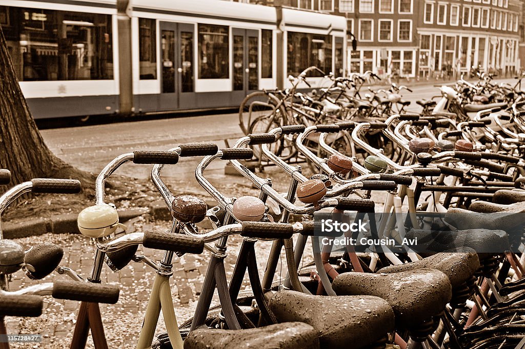 Estação de aluguer de moto em um dia chuvoso em Amesterdão - Royalty-free Alumínio Foto de stock