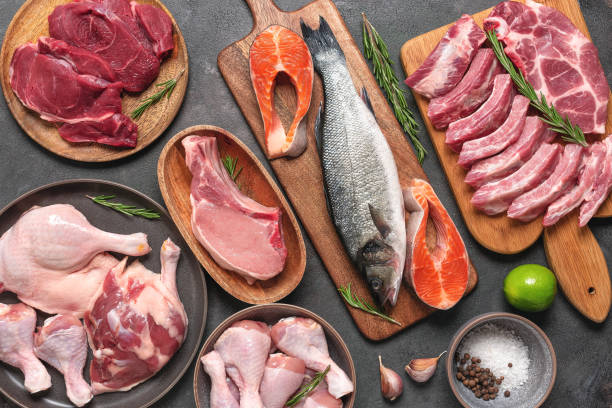 어두운 그런지 배경에 원시 신선한 고기의 구색. 쇠고기, 돼지 고�기, 생선, 닭고기와 오리. 상단 보기, 플랫 레이. - protein 뉴스 사진 이미지