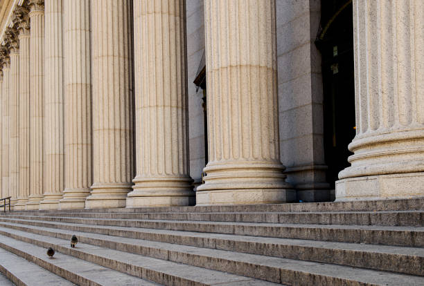 columnas de mármol y fondos de escaleras, nueva york, ee. uu. - courthouse fotografías e imágenes de stock