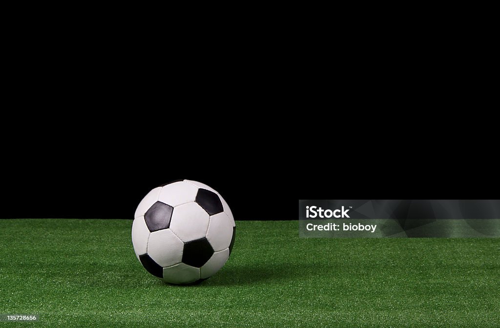 Fußball ball auf grünem Gras - Lizenzfrei Fotografie Stock-Foto