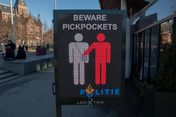 outdoor fique atento aos batedores de carteiras em amsterdã, na holanda - pickpocketing - fotografias e filmes do acervo