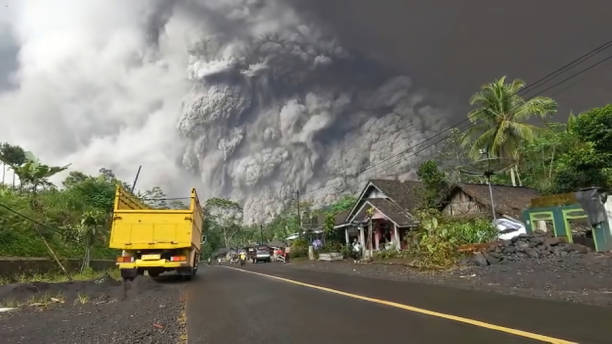 Semeru Volcano erupts. Lumajang, East java, Indonesia- Dec-04-2021,: The eruption of the Semeru Volcano, which occurred on Saturday 4 December 2021 at 15.00 WIB,
looks like volcanic ash fills the sky and the air emits heat that is harmful to humans. bromo tengger semeru national park stock pictures, royalty-free photos & images