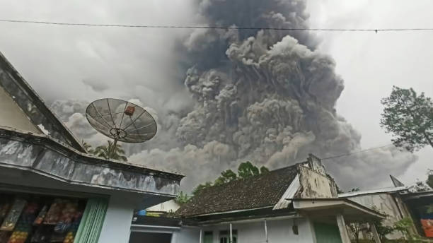 セメル火山噴火, 東ジャワ, インドネシア. - erupting ストックフォトと画像