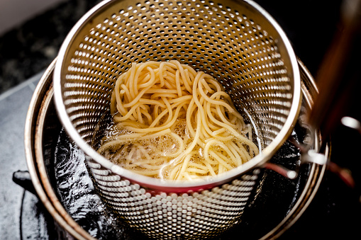 Boiling spaghetti pasta