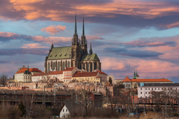 una vista della città di brno nella repubblica ceca in europa dal punto di vista di spilberk. la caratteristica dominante di brno è la cattedrale di san pietro - petrov. sullo sfondo c'è un cielo blu - architecture feature foto e immagini stock