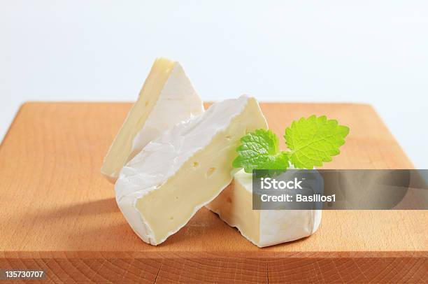 Cáscara Blanca Queso Foto de stock y más banco de imágenes de Alimento - Alimento, Blanco - Color, Brie