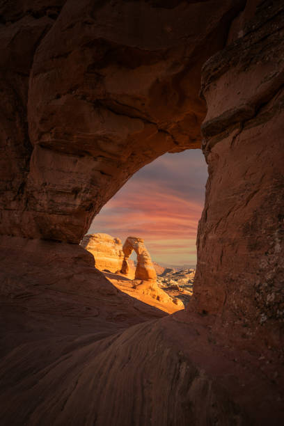 zarter bogen im arches nationalpark - canyonlands national park utah mesa arch natural arch stock-fotos und bilder