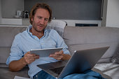 junger-mann-lernt-online-zu-hause-auf-einem-laptop.jpg?b=1&s=170x170&k=20&c=iLUfYAhO4_YiktyCaa5fdVrKFxEod0lO1vaauWJk-Zw=