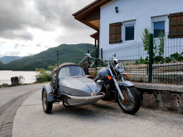 eugui-see, baskisches haus und altes motorrad mit beiwagen, sommer 2021 - sidecar motorcycle past old stock-fotos und bilder