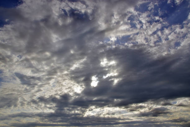 die helle sonne versteckte sich hinter hellen weißen wolken - 6721 stock-fotos und bilder